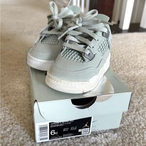Air Jordan 4 Retro toddler "Abundance" sneakers in a "Seafoam" green
